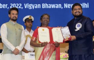 Om Raut while receiving National Award for Tanhaji