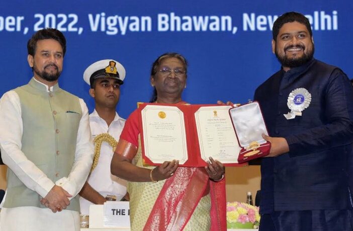 Om Raut while receiving National Award for Tanhaji