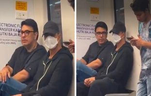 Akshay Kumar uses Metro to travel to work pic